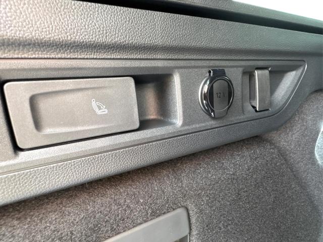 Volkswagen / Passat Variant / Grün / / / 4WD+BLACK+PANO+AHK+DCC+MATRIX+HARMAN