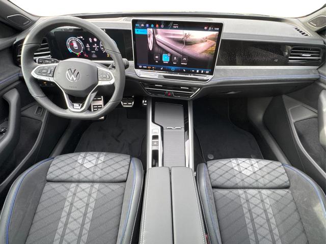 Volkswagen / Passat Variant / Grün / / / 4WD+BLACK+PANO+AHK+DCC+MATRIX+HARMAN