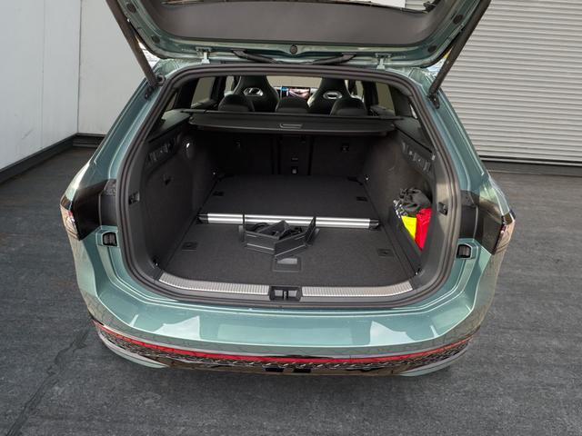 Volkswagen / Passat Variant / Grün / / / 4WD+BLACK+PANO+AHK+DCC+MATRIX+HARMAN