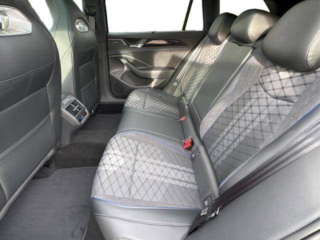 Volkswagen / Passat Variant / Grün / / / 4WD+BLACK+PANO+AHK+DCC+MATRIX+HARMAN