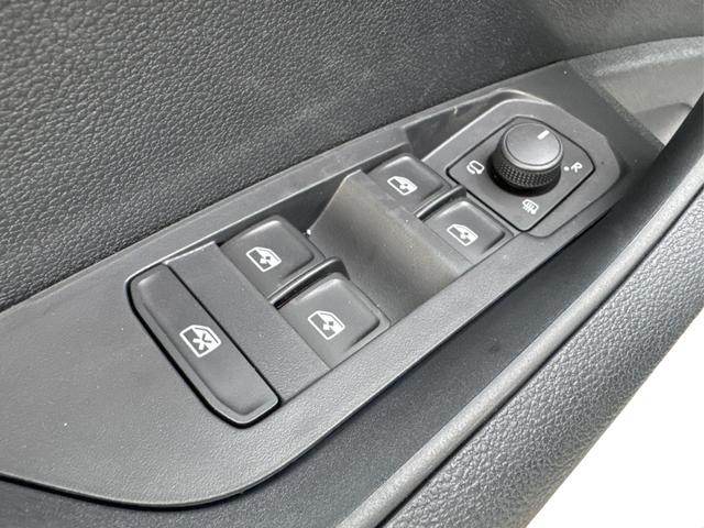 Skoda / Karoq / Silber / / / AHK+KAMERA+EL. HECKKL.+SHZ+ACC+KESSY+18''ALU