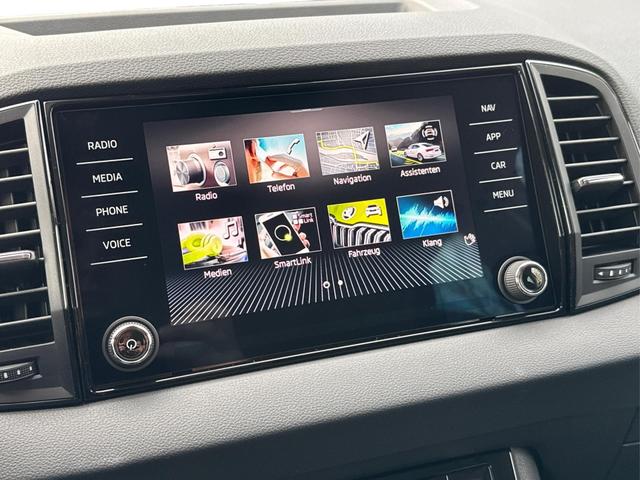 Skoda / Karoq / Silber / / / AHK+KAMERA+EL. HECKKL.+SHZ+ACC+KESSY+18''ALU