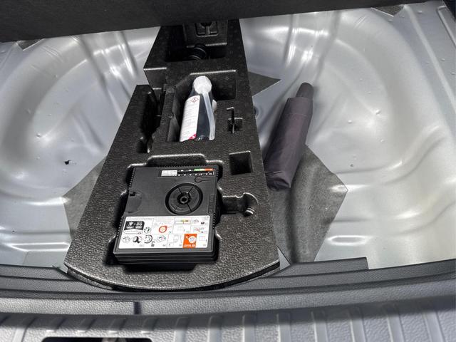 Skoda / Karoq / Silber / / / AHK+KAMERA+EL. HECKKL.+SHZ+ACC+KESSY+18''ALU