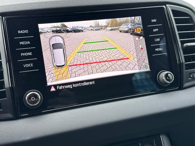 Skoda / Karoq / Silber / / / AHK+KAMERA+EL. HECKKL.+SHZ+ACC+KESSY+18''ALU