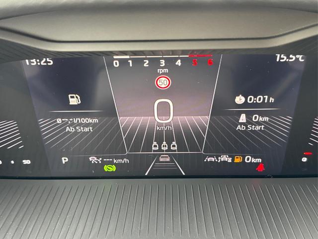 Skoda / Karoq / Silber / / / AHK+KAMERA+EL. HECKKL.+SHZ+ACC+KESSY+18''ALU