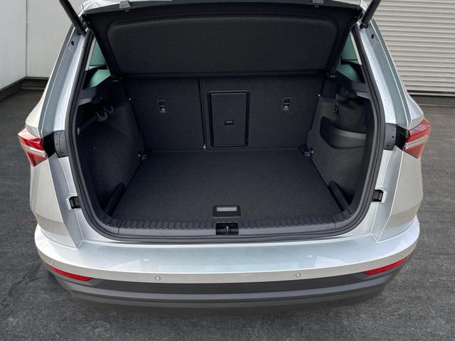 Skoda / Karoq / Silber / / / AHK+KAMERA+EL. HECKKL.+SHZ+ACC+KESSY+18''ALU