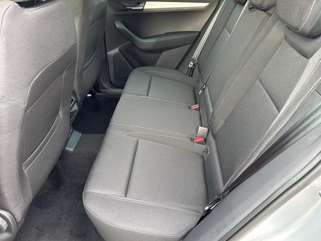 Skoda / Karoq / Silber / / / AHK+KAMERA+EL. HECKKL.+SHZ+ACC+KESSY+18''ALU