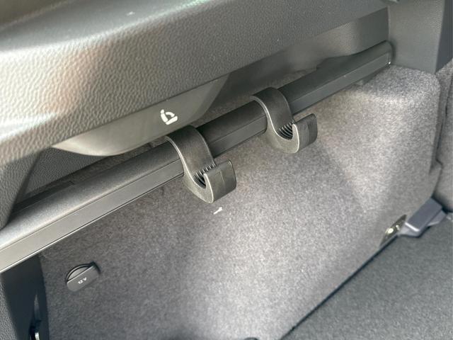 Skoda / Karoq / Silber / / / AHK+KAMERA+EL. HECKKL.+SHZ+ACC+KESSY+18''ALU