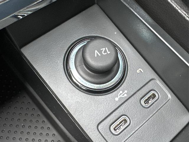 Skoda / Karoq / Silber / / / AHK+KAMERA+EL. HECKKL.+SHZ+ACC+KESSY+18''ALU