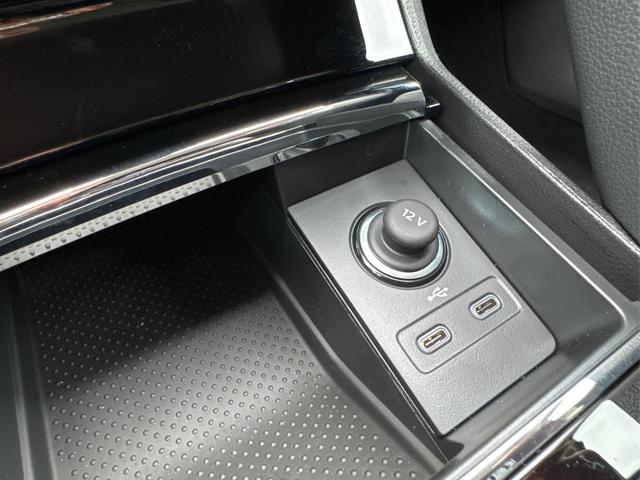 Skoda / Karoq / Grau / / / AHK+KAMERA+EL. HECKKL.+SHZ+ACC+KESSY+18''ALU