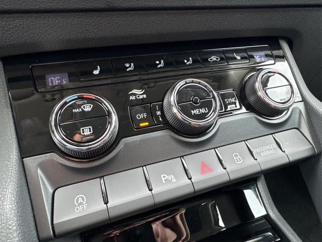 Skoda / Karoq / Grau / / / AHK+KAMERA+EL. HECKKL.+SHZ+ACC+KESSY+18''ALU