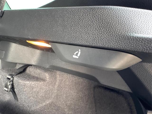 Skoda / Karoq / Grau / / / AHK+KAMERA+EL. HECKKL.+SHZ+ACC+KESSY+18''ALU