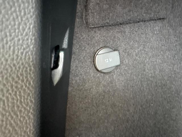 Skoda / Karoq / Grau / / / AHK+KAMERA+EL. HECKKL.+SHZ+ACC+KESSY+18''ALU