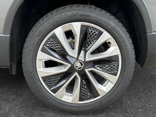Skoda / Karoq / Grau / / / AHK+KAMERA+EL. HECKKL.+SHZ+ACC+KESSY+18''ALU