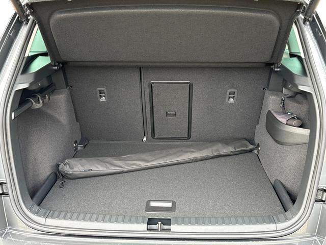 Skoda / Karoq / Grau / / / AHK+KAMERA+EL. HECKKL.+SHZ+ACC+KESSY+18''ALU