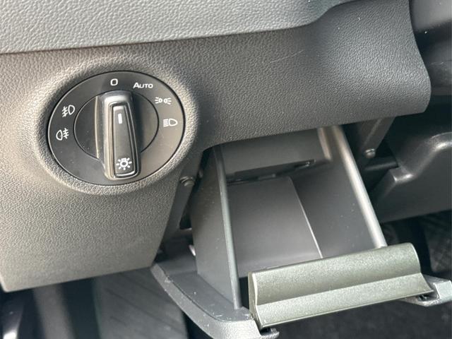 Skoda / Karoq / Grau / / / AHK+KAMERA+EL. HECKKL.+SHZ+ACC+KESSY+18''ALU