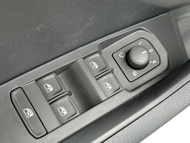 Skoda / Karoq / Grau / / / AHK+KAMERA+EL. HECKKL.+SHZ+ACC+KESSY+18''ALU