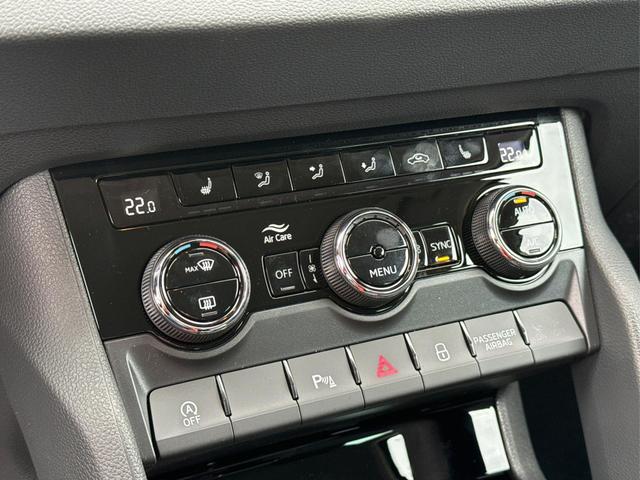 Skoda / Karoq / Grau / / / AHK+KAMERA+EL. HECKKL.+SHZ+ACC+KESSY+18''ALU