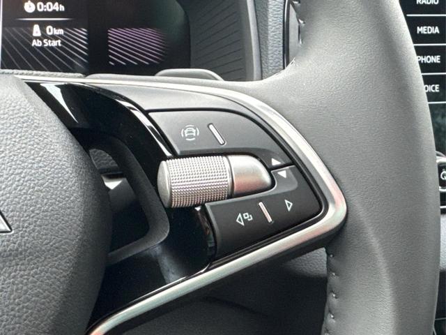 Skoda / Karoq / Grau / / / AHK+KAMERA+EL. HECKKL.+SHZ+ACC+KESSY+18''ALU