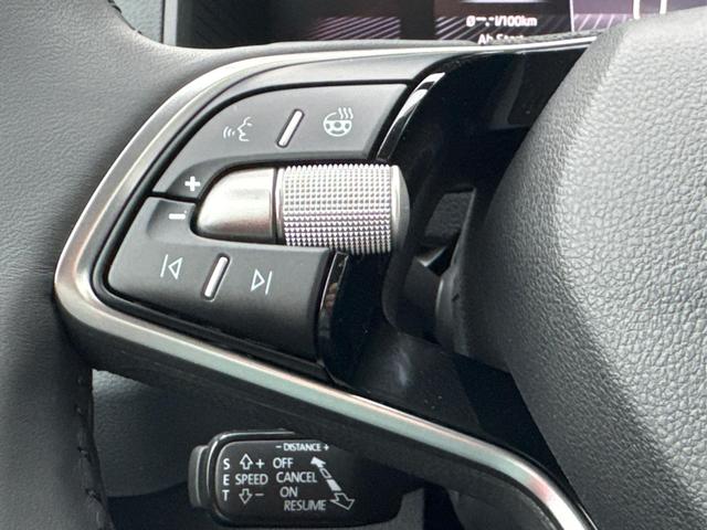 Skoda / Karoq / Grau / / / AHK+KAMERA+EL. HECKKL.+SHZ+ACC+KESSY+18''ALU