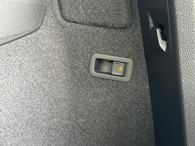 Skoda / Karoq / Grau / / / AHK+KAMERA+EL. HECKKL.+SHZ+ACC+KESSY+18''ALU