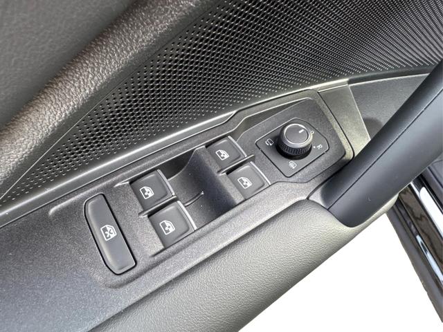 Volkswagen Tiguan R-Line People PLUG-IN+PANO+AHK+HD MATRIX+NAVI+BLACK STYLE+20" LM+ACC 