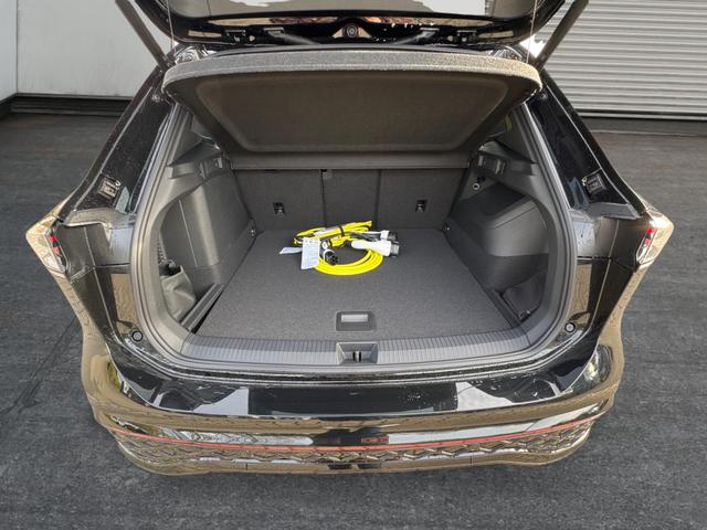 Volkswagen Tiguan R-Line People PLUG-IN+PANO+AHK+HD MATRIX+NAVI+BLACK STYLE+20" LM+ACC 