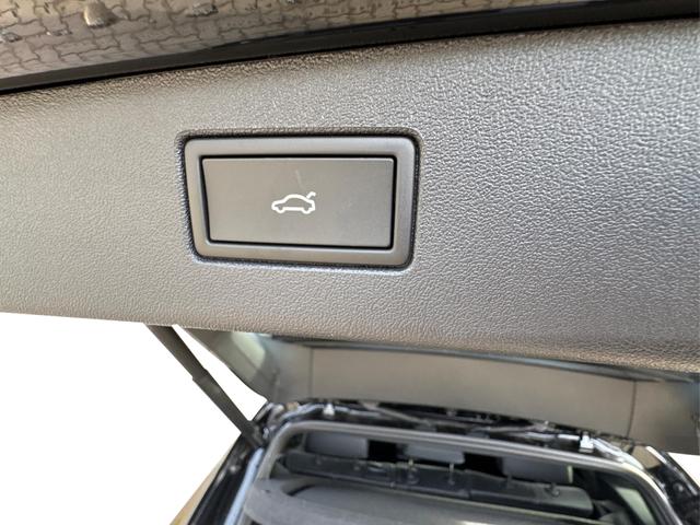 Volkswagen Tiguan R-Line People PLUG-IN+PANO+AHK+HD MATRIX+NAVI+BLACK STYLE+20" LM+ACC 