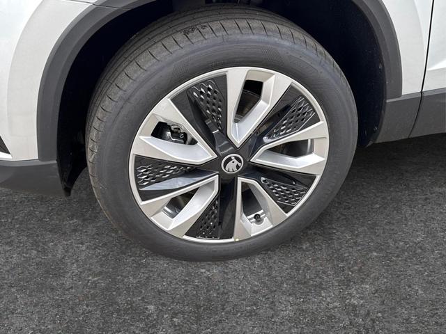 Skoda / Karoq / Silber / / / AHK+KAMERA+EL. HECKKL.+SHZ+ACC+KESSY+18''ALU