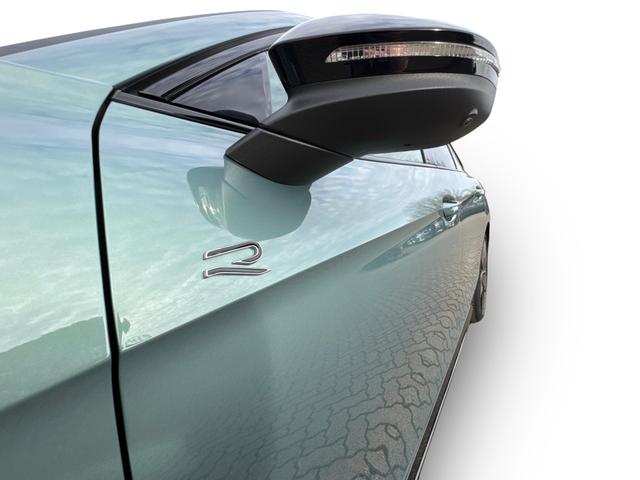 Volkswagen / Passat Variant / Grün / / / 4WD+BLACK+PANO+AHK+DCC+MATRIX+HARMAN