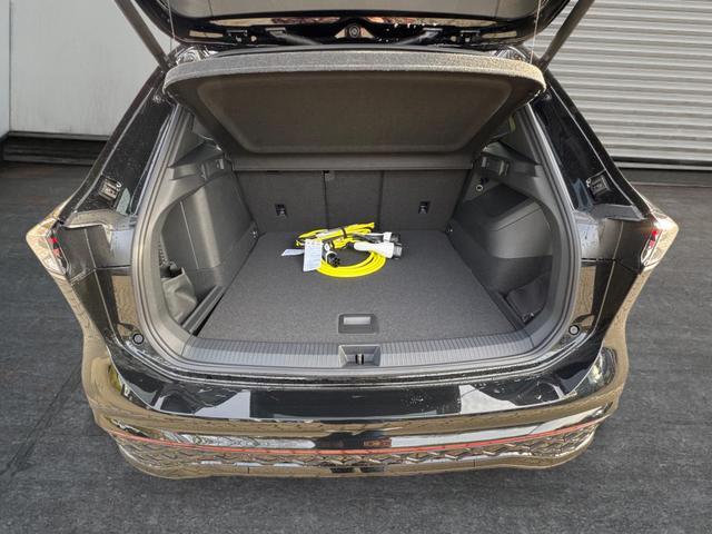 Volkswagen Tiguan R-Line People PLUG-IN+PANO+AHK+HD MATRIX+NAVI+BLACK STYLE+20" LM+ACC 