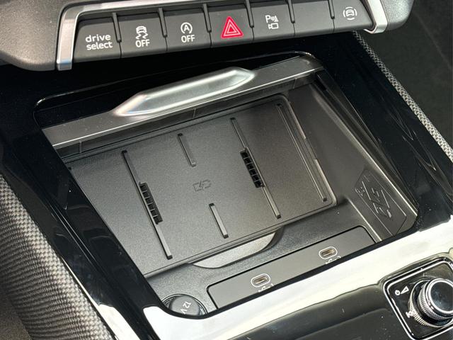 Audi / Q3 / Grün / / / *Neues Modell*AHK+NAVI+ACC+KAMERA+PDC+EL. HECKKL.+LED