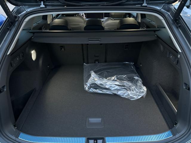 Volkswagen / Passat Variant / Grau / / / DSG+PANO+NAVI+MATRIX+360 KAM+MASSAGE+ACC+18 LM