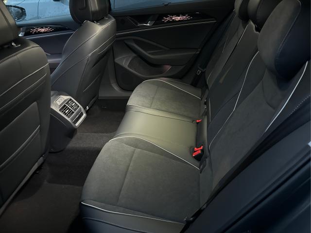 Volkswagen / Passat Variant / Grau / / / DSG+PANO+NAVI+MATRIX+360 KAM+MASSAGE+ACC+18 LM