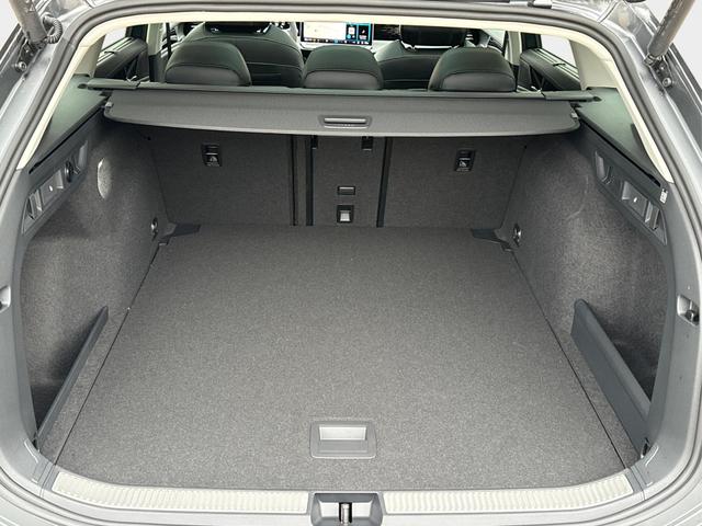 Volkswagen / Passat Variant / Grau / / / DSG+PANO+NAVI+MATRIX+360 KAM+MASSAGE+ACC+18 LM