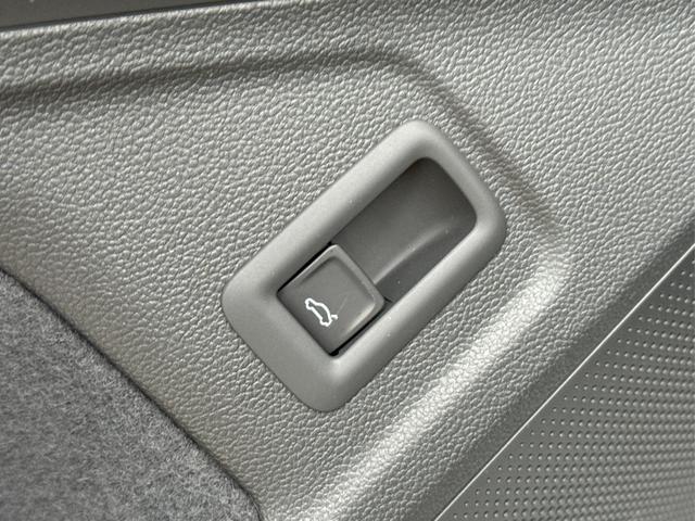 Volkswagen / Passat Variant / Grau / / / DSG+PANO+NAVI+MATRIX+360 KAM+MASSAGE+ACC+18 LM