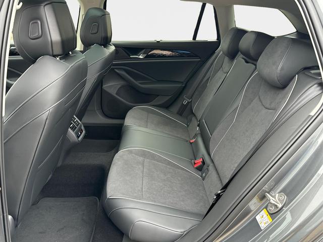 Volkswagen / Passat Variant / Grau / / / DSG+PANO+NAVI+MATRIX+360 KAM+MASSAGE+ACC+18 LM