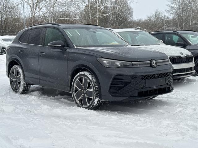 Volkswagen / Tiguan / Grau / / / PLUG-IN+PANO+AHK+HD MATRIX+NAVI+BLACK STYLE+20LM+ACC