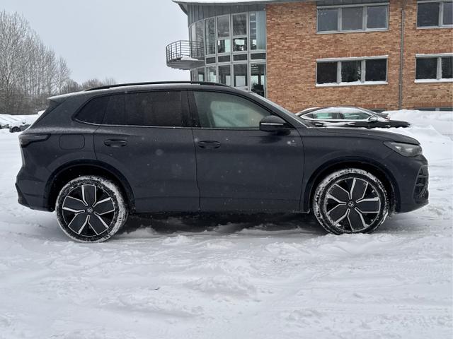 Volkswagen / Tiguan / Grau / / / PLUG-IN+PANO+AHK+HD MATRIX+NAVI+BLACK STYLE+20LM+ACC