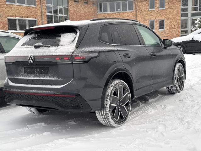 Volkswagen / Tiguan / Grau / / / PLUG-IN+PANO+AHK+HD MATRIX+NAVI+BLACK STYLE+20LM+ACC