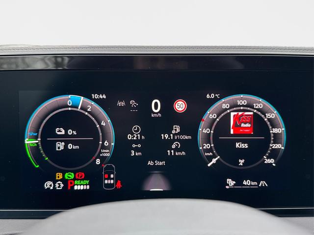 Volkswagen / Tiguan / Grau / / / PLUG-IN+PANO+AHK+HD MATRIX+NAVI+BLACK STYLE+20 LM+ACC