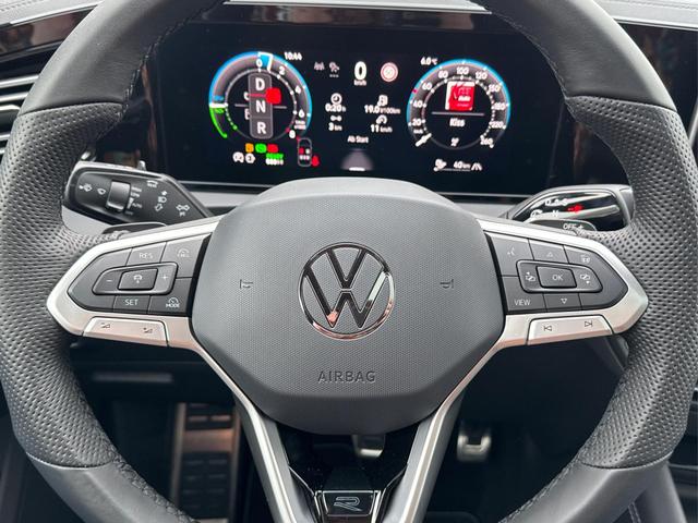 Volkswagen / Tiguan / Grau / / / PLUG-IN+PANO+AHK+HD MATRIX+NAVI+BLACK STYLE+20 LM+ACC