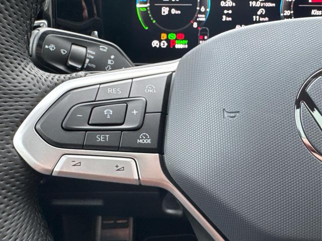 Volkswagen / Tiguan / Grau / / / PLUG-IN+PANO+AHK+HD MATRIX+NAVI+BLACK STYLE+20 LM+ACC