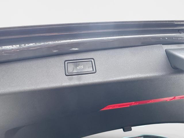 Volkswagen / Tiguan / Grau / / / PLUG-IN+PANO+AHK+HD MATRIX+NAVI+BLACK STYLE+20 LM+ACC