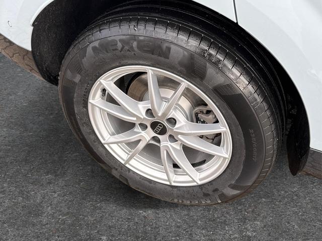 Audi / Q3 / Gelb / / / 