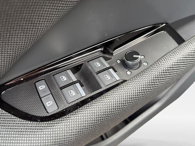 Audi / Q3 / Gelb / / / 