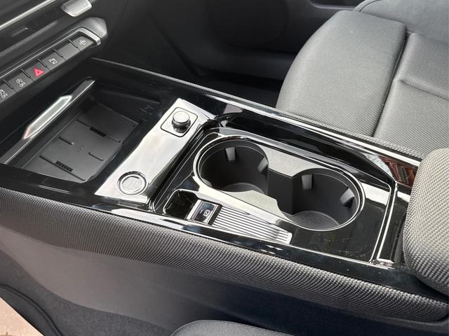 Audi / Q3 / Gelb / / / 