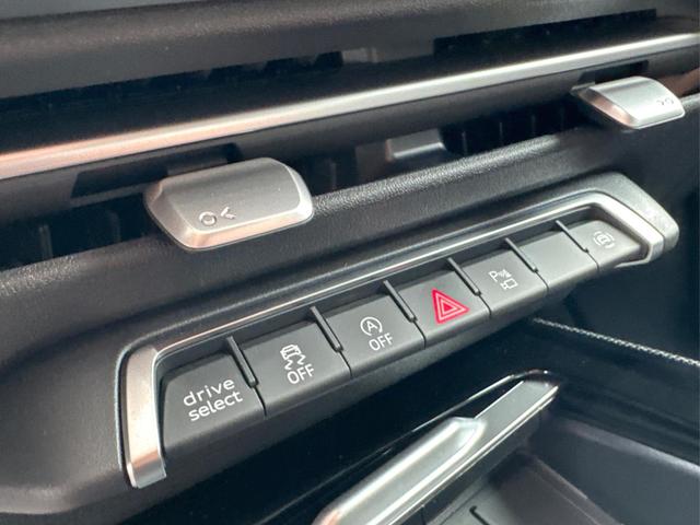 Audi / Q3 / Gelb / / / 