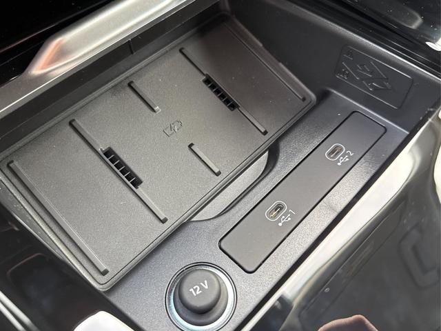 Audi / Q3 / Gelb / / / 