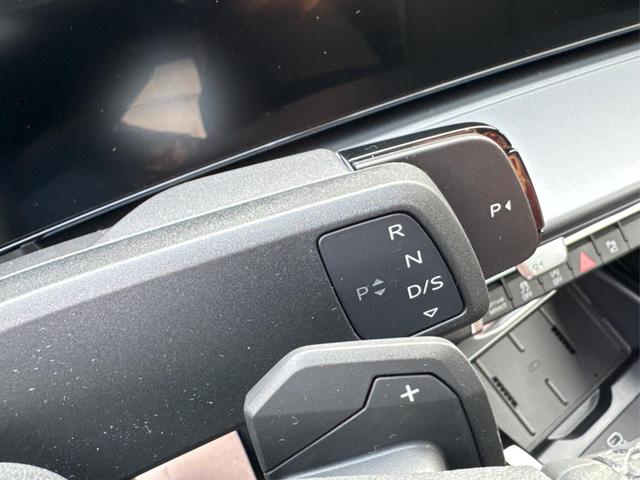 Audi / Q3 / Gelb / / / 